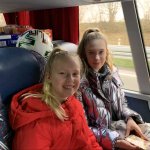 Köln 2 Mädchen im Bus.jpg